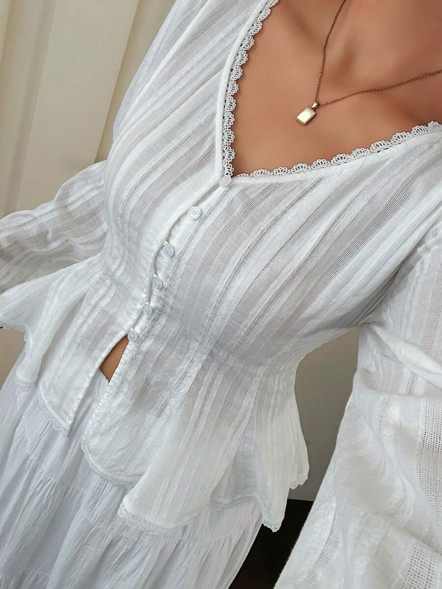 Dazy Plus Blus Pendek Elegan Putih Lengan Panjang Leher V dengan Detail Renda Kontras Warna Polos untuk Liburan Musim Semi, Musim Panas, dan Musim Gugur - Putih - View 1