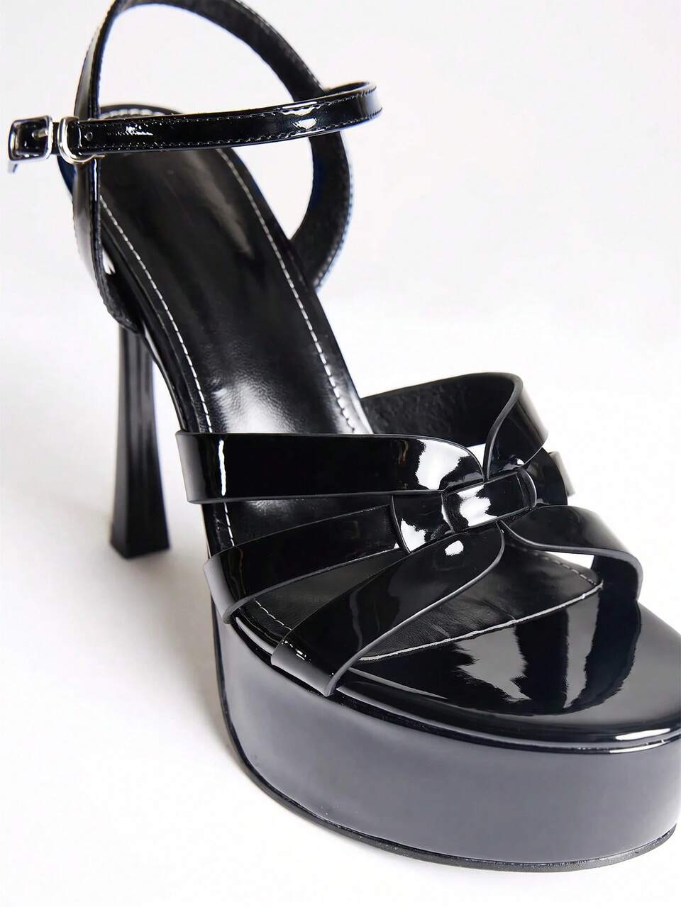Tacchi alti con platform in pelle verniciata nera con cinturini, stile casual cool per vacanze primavera estate