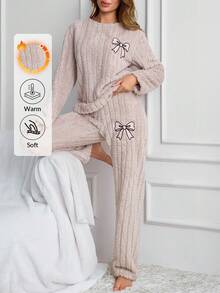 SHEIN طقم بيجامة منزلية شتوية مريحة بلون بيج، مضلعة ومبطنة بفرو ناعم، مع تطريز فيونكة وردية - بيج - مشاهدة 5