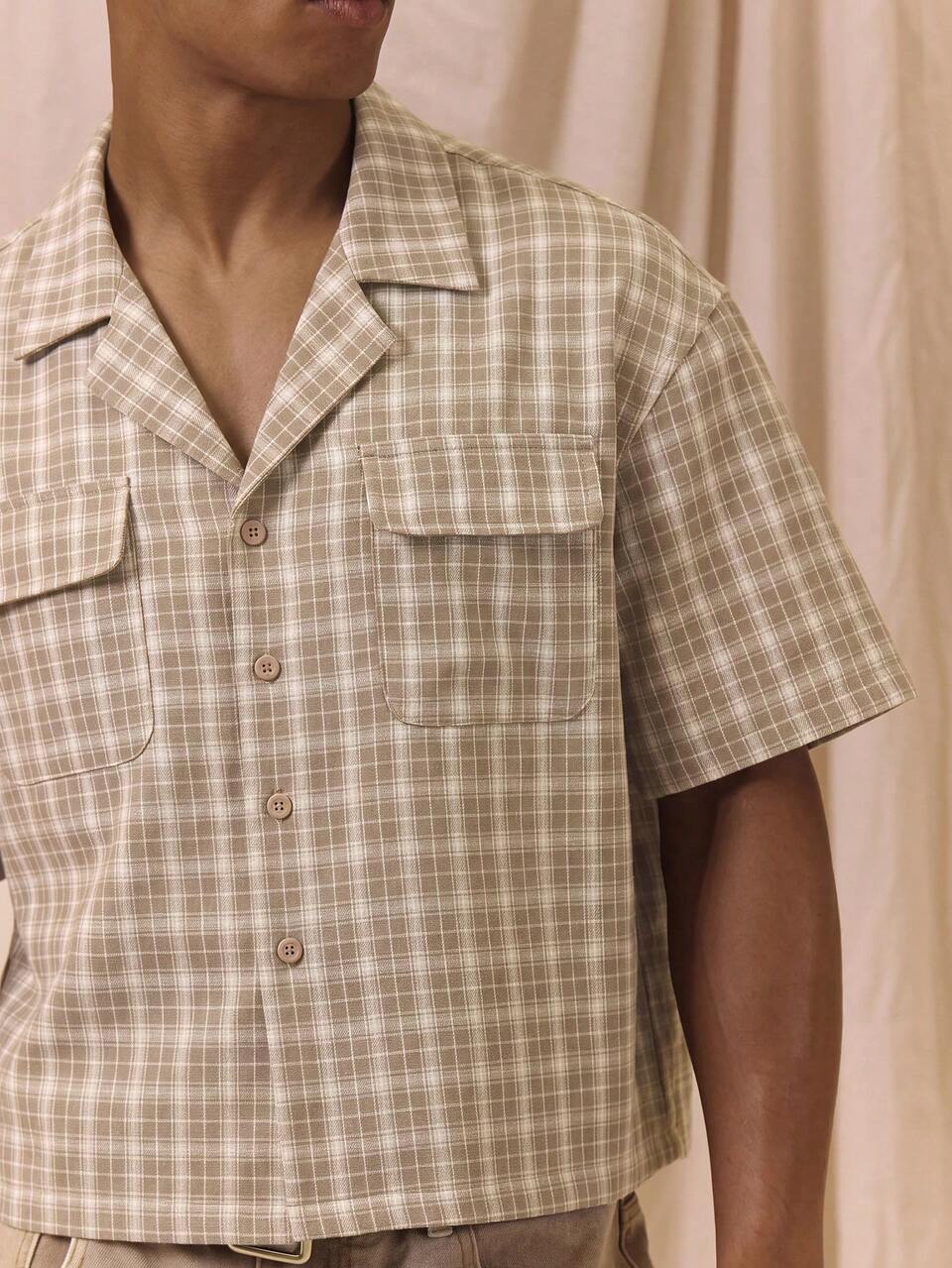 Camisa Cropped Boxy Fit com Botões e Bolsos Duplos, Essencial para Primavera e Verão