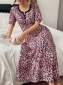 Napfluff Camisola Feminina Tamanho Padrão com Estampa de Leopardo, Base Rosa, Efeito Tie-Dye, Manga Curta, Design de Patchwork de Renda, Vestido de Dormir Curto Estilo Asiático, Adequado para Uso Doméstico e Uso Externo - Rosa chiclete - Visão 2
