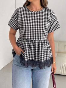 Shapeblank 大尺碼女款春夏時尚休閒優雅寬鬆舒適日常百搭顯瘦黑色格紋蕾絲飾邊下擺短袖娃娃衫 - 彩色 - 查看 6