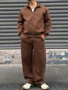 DAZY Sweatshirt lengan panjang bergaris-garis dengan resleting setengah kancing berbahan fleece cokelat lembut, dipadukan dengan celana training pinggang elastis longgar melengkung, dan desain tali serut kontras untuk pria. - Coklat - View 6