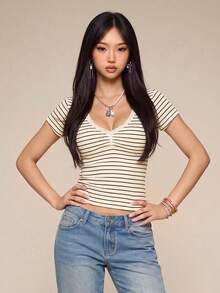 Rina Fox Nouveau T-shirt court à manches courtes pour femmes, col V en dentelle avec imprimé rayé rose, doux et mignon. T-shirt casual rose à volants avec imprimé rayé, adapté pour le quotidien, la promenade en extérieur, les courses - Jaune d'oie - Voir 6