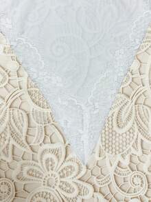 SHEIN LUNE CURVE 大尺碼蕾絲飾邊拼接印花修身無袖背心，簡約風格，適合四季穿著，適用海灘、約會、居家、辦公室與職場 - 白色 - 查看 4