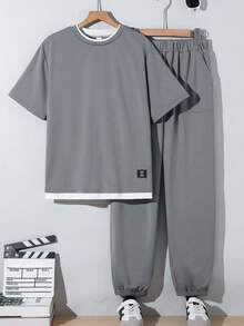 SHEIN 2件組青少年男孩休閒灰色拼色解構風2合1圓領短袖T恤與長褲套裝，附裝飾標籤，舒適面料，適合秋冬、學校、家庭聚會、開學季、生日派對、攝影、度假、假日，運動風，舒適易穿 - 灰色 - 查看 4
