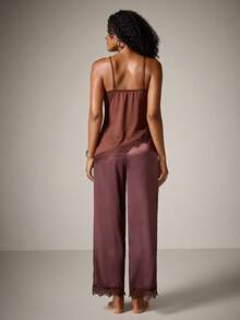 DreamPoppy Set Pakaian Santai Wanita: Kamisol dan Celana Panjang dengan Motif Renda dan Patchwork - Rust Brown - View 2