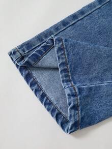 SHEIN Casuvi Kids 活力女孩必備百搭款，專為 8-12 歲活潑女孩設計，中藍色水洗牛仔褲，採用柔軟彈性棉混紡面料，特殊水洗工藝打造高級做舊質感，寬腿版型，微做舊中藍色調增添層次感，春秋可搭配中筒襪 + 運動鞋，冬季可搭配鬆垮襪 + 雪地靴 - 淺色水洗藍 - 查看 6