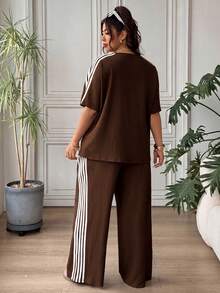 SHEIN EZwear 棕色拼色條紋女款大尺碼休閒兩件套 T恤與長褲 - 棕色 - 查看 2