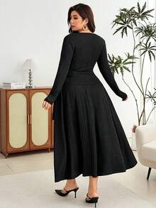 Modelyn Set Kemeja Lengan Panjang dan Rok Minimalis Ukuran Plus dengan Hem Asimetris - Hitam - View 2