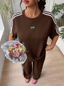 SHEIN EZwear 棕色拼色條紋女款大尺碼休閒兩件套 T恤與長褲 - 棕色 - 查看 5