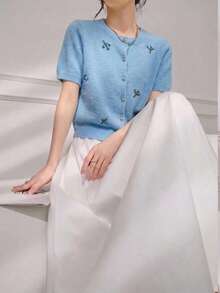 Feyla Cardigan Rajut Lengan Pendek Motif Bunga 3D Gaya Lembut, Leher Bulat, Kancing Emas Satu Baris, Atasan Crop Longgar - Baby Blue - View 2
