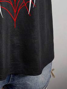 SHEIN ICON 大尺碼女款復古龐克 Y2K 派對蜘蛛網蜘蛛黑紅圖案 90s Y2K 十字圖案 T 恤 - 黑色 - 查看 10