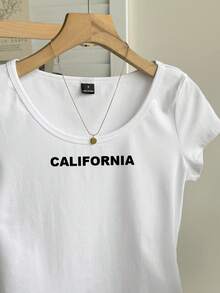 Tseoso 白色休閒極簡圖案大圓領短袖修身女款T恤，印有California字樣，現代都市時尚商務休閒辦公風 - 彩色 - 查看 1