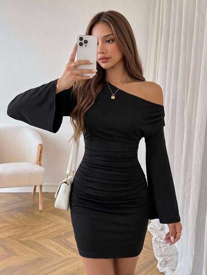 SHEIN فستان قصير للفتيات المراهقات خريف جديد أسود محبوك بكتف غير متماثل وأكمام جرس وخصر مجعد