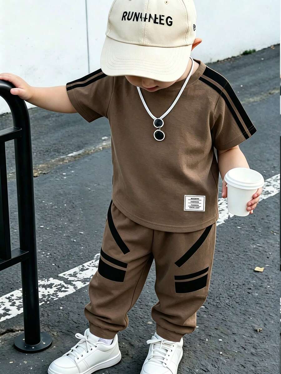 SHEIN Genkimix Kids 男童撞色条纹短袖T恤和裤子套装（2件套） - 彩色 - 查看 1