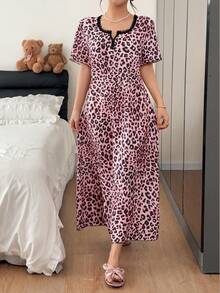Napfluff Camisola Feminina Tamanho Padrão com Estampa de Leopardo, Base Rosa, Efeito Tie-Dye, Manga Curta, Design de Patchwork de Renda, Vestido de Dormir Curto Estilo Asiático, Adequado para Uso Doméstico e Uso Externo - Rosa chiclete - Visão 4