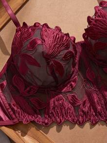 SHEIN 銀白色蕾絲緞面緞綢配銀白色花卉蕾絲刺繡布料 + 鋼圈聚攏胸罩 + 低腰抓皺腰帶內褲 新娘風內衣兩件套 - 紫紅色 - 查看 5