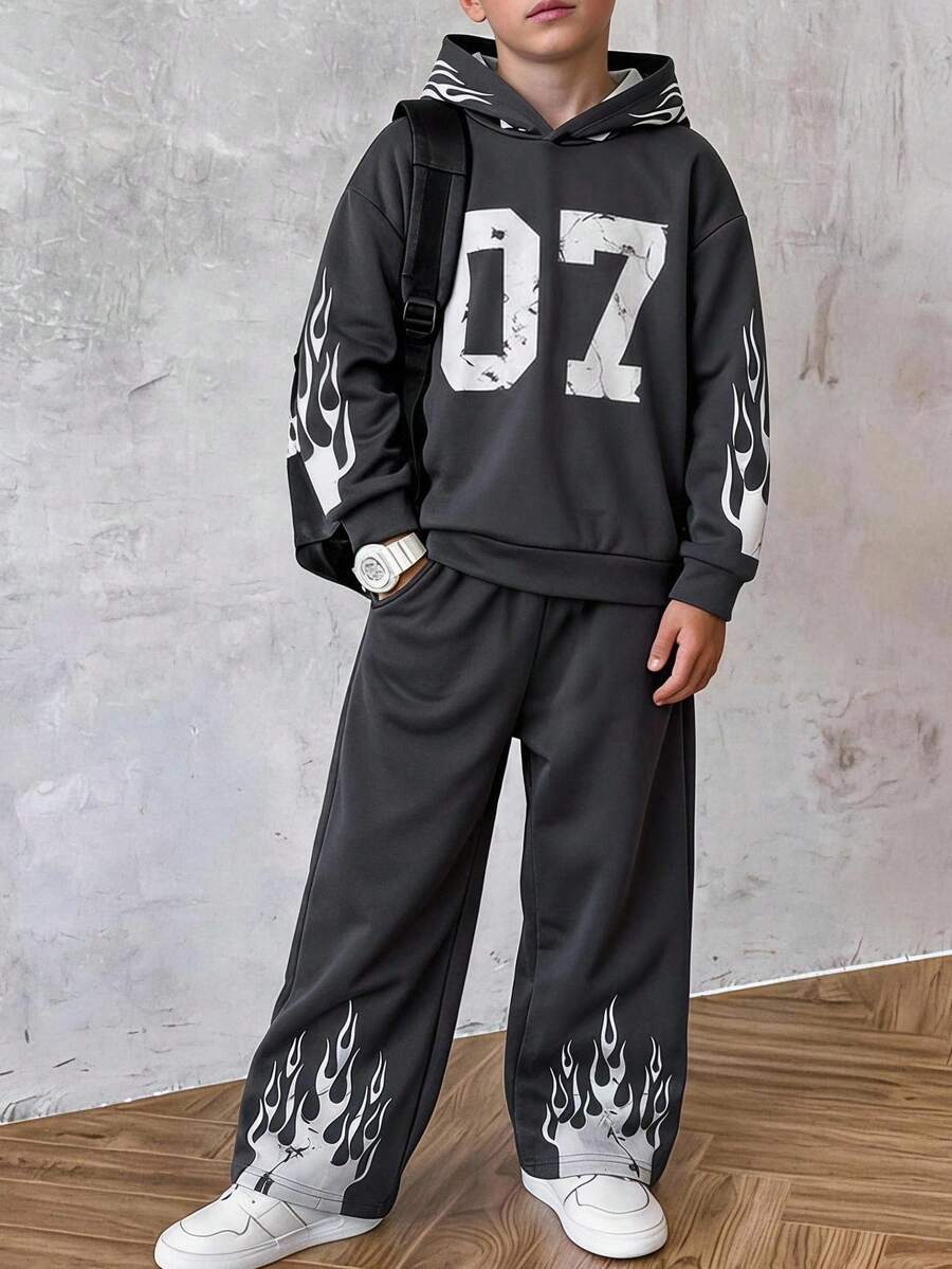 SHEIN Coolqubz 2件組 青少年男孩街頭風運動時尚大印花長袖套頭帽 T 恤與針織長褲套裝,舒適版型,秋冬新款,適合運動與街頭穿搭,多季節百搭 - 深灰色 - 查看 1