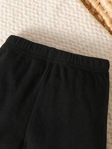 SHEIN 2件組女嬰秋季套裝 淺咖啡色甜美愛心印花蝴蝶結裝飾 羅紋長袖開襟衫搭配寬鬆長褲 適合日常戶外穿著 - 卡其色 - 查看 7