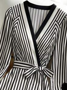 SHEIN Franclia Damenkleid A-Linie mit hoher Taille, Maxi-Länge, V-Ausschnitt, Bindeband, gestreift, elegant, Business, Vintage, Schwarz-Weiß-Kontrast, schwarzes Kleid, elegantes Damenkleid, langes Kleid - Schwarz und Weiss - Übersicht 3