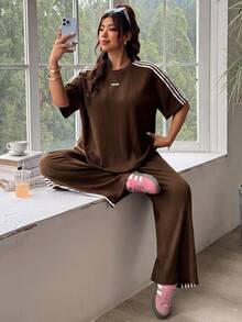 SHEIN EZwear 棕色拼色條紋女款大尺碼休閒兩件套 T恤與長褲 - 棕色 - 查看 4