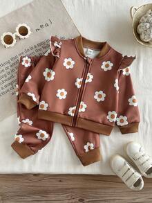 SHEIN Vintaside Kids 2件組幼女拉鍊夾克運動褲套裝，可愛甜美鐵鏽棕色雛菊花卉荷葉邊長袖羅紋領，適合戶外露營、秋季慢跑、舒適運動 - 卡其色 - 查看 1