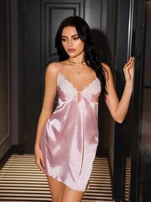 SilkySpell Gaun Tidur Pendek Satin Model A-Line Leher V dengan Hiasan Renda Warna Kontras untuk Wanita, Tali Bahu Tipis, dan Leher V. - Baby Pink - View 3