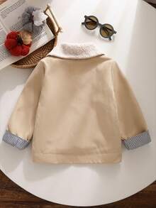 SHEIN Elladie kids 女童 Madeline 複合材質短版夾克 1 件，柔軟保暖，領口與下擺設計，甜美銀色前拉鍊，穿脫方便，對稱假口袋，圓鈕裝飾，精緻修身，俏皮比例，復古甜酷時尚，秋冬款 - 卡其色 - 查看 2