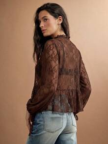 WESTFADE Blusa de malla transparente con lunares, cuello alto, lazo delantero, volantes, peplum y manga larga, linda para otoño - Marrón - Ver 2