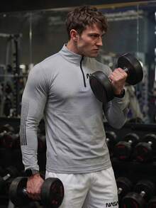 GymBeat Manfinity Fitness 男士字母图案四分之一拉链运动夹克，适合健身穿着，返校季主题，透气舒适。 - 灰色 - 查看 1