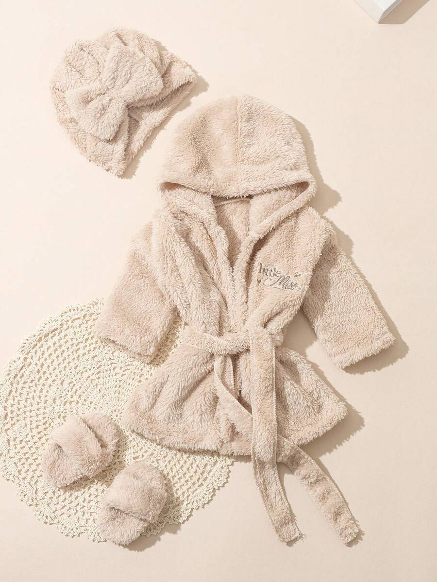 SHEIN 新生女嬰攝影浴袍套裝,附配套頭巾帽與迷你拖鞋,嬰兒拍照服飾,愛心刺繡道具,柔軟米色,夏季可愛款 - 卡其色 - 查看 1
