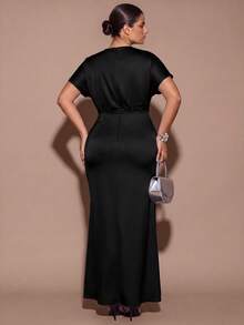 SHEIN BAE CURVE فستان نسائي مقاس كبير بلون موحد بياقة على شكل حرف V كاجوال للحفلات والسفر - الأسود - مشاهدة 2