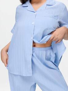 Bonmuse بيجامة نسائية كبيرة الحجم ذات تصميم أنيق بأكمام قصيرة وياقة مفتوحة، مزينة بخطوط رأسية منسوجة ذات ملمس متناسق وبسيط - أزرق فاتح اللون - مشاهدة 9