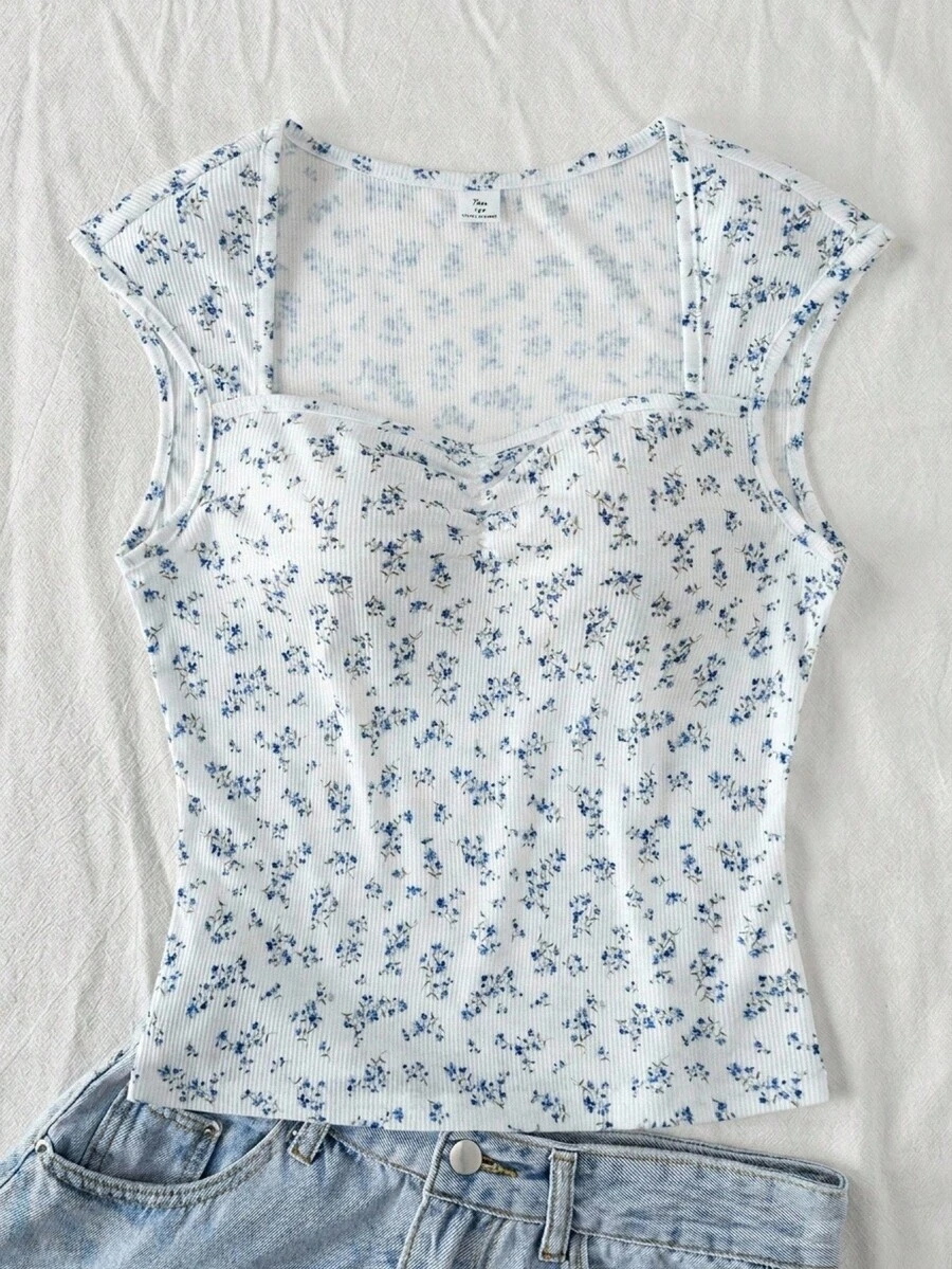SHEIN 女童白色與藍色碎花方領短袖上衣,胸前抓皺設計,羅紋紋理修身短版T恤,清新田園小碎花,輕盈夏季內搭,休閒甜美穿搭,小眾設計風格花卉童裝上衣 - 藍色 - 查看 1