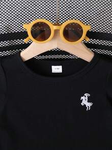 SHEIN Playful Pals 2件組女嬰夏季黑色短袖T恤刺繡裝飾條紋長褲套裝休閒度假風 - 黑色 - 查看 7