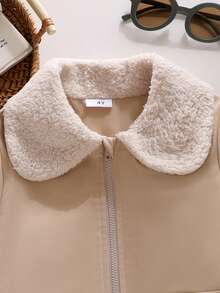 SHEIN Elladie kids 女童 Madeline 複合材質短版夾克 1 件，柔軟保暖，領口與下擺設計，甜美銀色前拉鍊，穿脫方便，對稱假口袋，圓鈕裝飾，精緻修身，俏皮比例，復古甜酷時尚，秋冬款 - 卡其色 - 查看 7