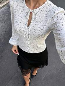 SHEIN PariChic 白色花卉襯衫 / 圓領繫帶泡泡袖修身短版上衣，百搭通勤上衣 早午餐 秋季法式浪漫優雅約會之夜 - 白色 - 查看 6