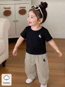 SHEIN Playful Pals 2件組女嬰夏季黑色短袖T恤刺繡裝飾條紋長褲套裝休閒度假風 - 黑色 - 查看 3