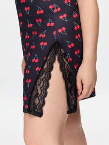 Bonmuse 1 buah Gaun Tidur Camisole Wanita Ukuran Besar Bahan Rayon Motif Ceri dengan Hiasan Renda dan Pita, Belahan Samping - Hitam - View 9
