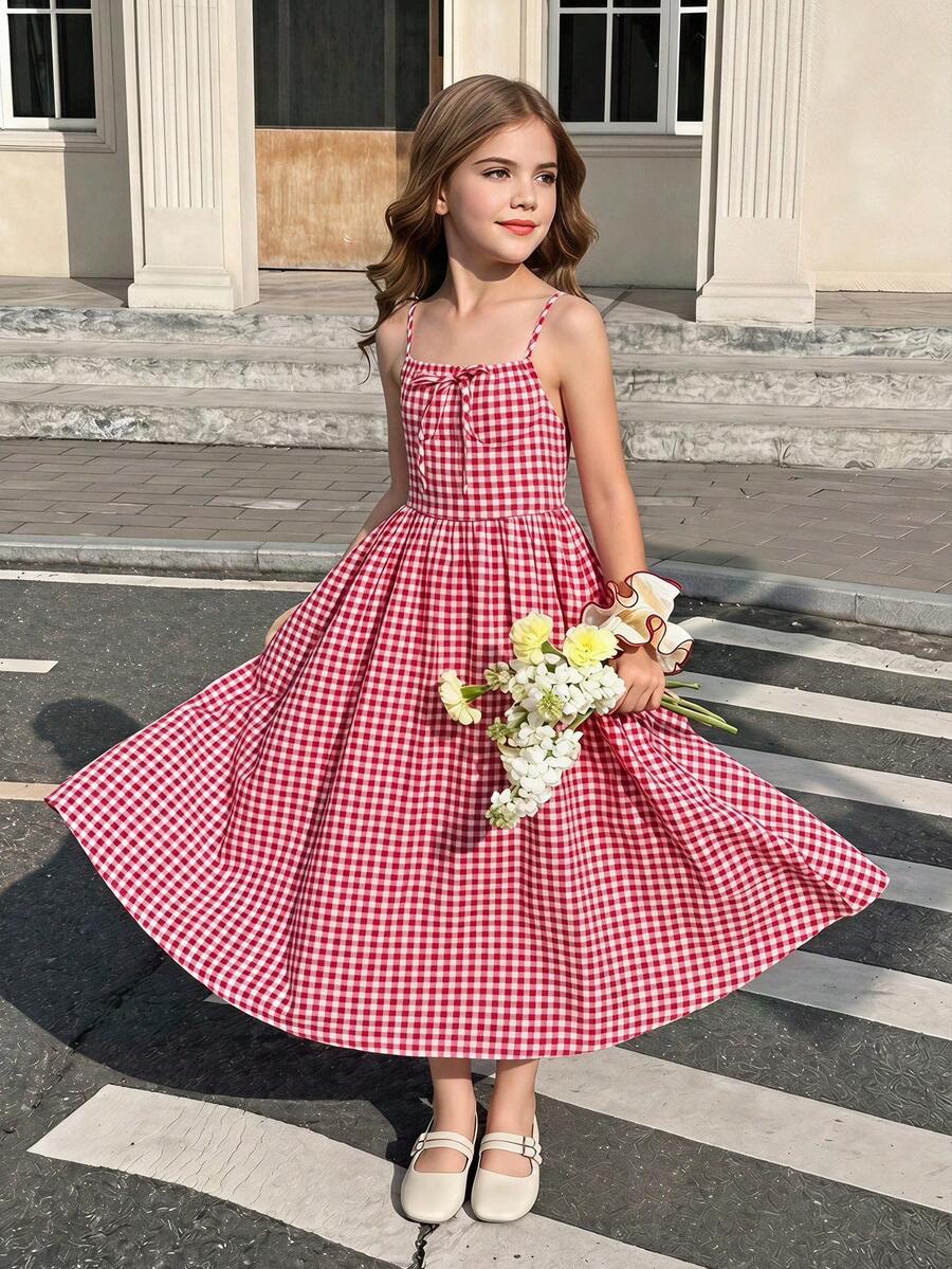 Serisse Kids هذا الفستان الأنيق ذو الرقبة الحالتر بخطوط مربعة حمراء وبيضاء مع كشكشة وفيونكة مثالي للأسلوب البوهيمي. مناسب للعطلات الشاطئية والعطلات الاستوائية والارتداء في الربيع/الصيف. إنه أنيق ومتعدد الاستخدامات، ويمكن ارتداؤه كفستان نزهة، أو فستان أحمر، أو فستان حفلة حديقة، أو فستان للعودة إلى المدرسة، أو فستان استراحة الشاي. - الأحمر - مشاهدة 1