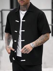 Manfinity CasualCool 男士時尚休閒青蛙鈕扣短袖襯衫，度假百搭 - 黑色 - 查看 3