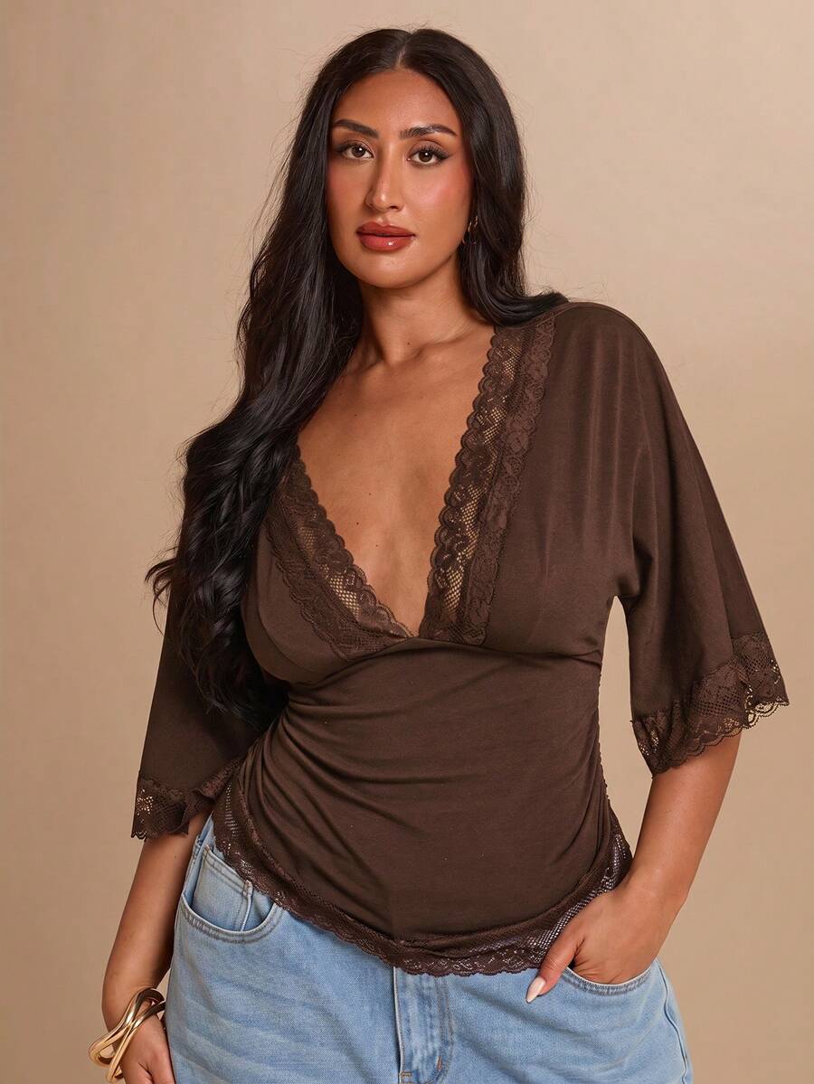 SHEIN BAE CURVE 大尺碼女款街頭性感蕾絲拼接百褶上衣,適合度假穿著 - 巧克力棕 - 查看 1