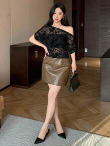 DAZY 女式花卉印花不对称肩短袖休闲T恤，女式短款上衣 - 黑色 - 查看 2