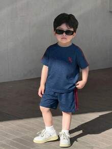 SHEIN Little Byeori 2件套男童休闲舒适百搭条纹缎带撞色圆领短袖T恤和纯色短裤套装 - 藏蓝色 - 查看 1