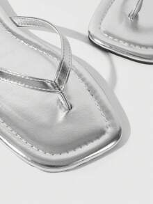 Grefit Sandal Jepit Perak, Bertatahkan Dekorasi Piramida Emas Retro, Bentuk yang Berani dan Avant-Garde, Cocok untuk Gaya Liburan, Pakaian Jalanan Musim Semi atau Santai - Perak 6y - View 6