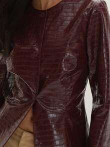 MUSEYN Jaket Peplum Bertekstur Burgundy dari Kulit PU dengan Potongan Pinggang - Coffee Brown - View 6