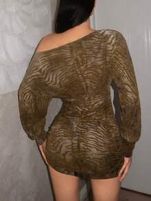 EgrlEra Gaun Bodycon Seksi dengan Motif Zebra Abu-abu Berbulu, Bahu Asimetris, dan Hem Berkerut, Cocok untuk Pesta di Klub Malam Musim Gugur. - Angsa kuning - View 2