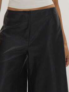 MUSEYN Celana Pendek Jorts Longgar PU Hitam - Hitam - View 5