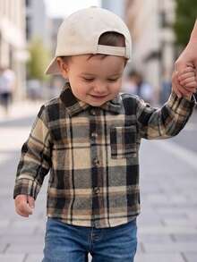 SHEIN Playful Pals 1件幼童男孩格紋襯衫 學院風棕色卡其格紋蘇格蘭格 胸前口袋長袖翻領 輕便生日派對秋季慢跑工裝舒適襯衫外套 - 彩色 - 查看 5